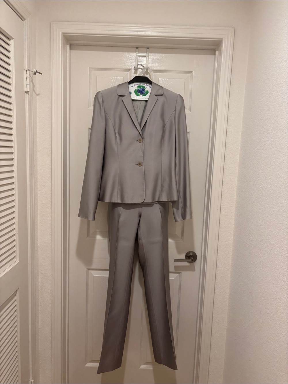 Ann Taylor Factory Light Gray Women's Two-Piece Suit Jacket & Pants Set. 1990’s